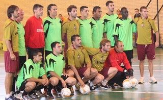 Una representación del Huesca visitó ayer el centro penitenciario de Zuera y disputó un partido de fútbol sala